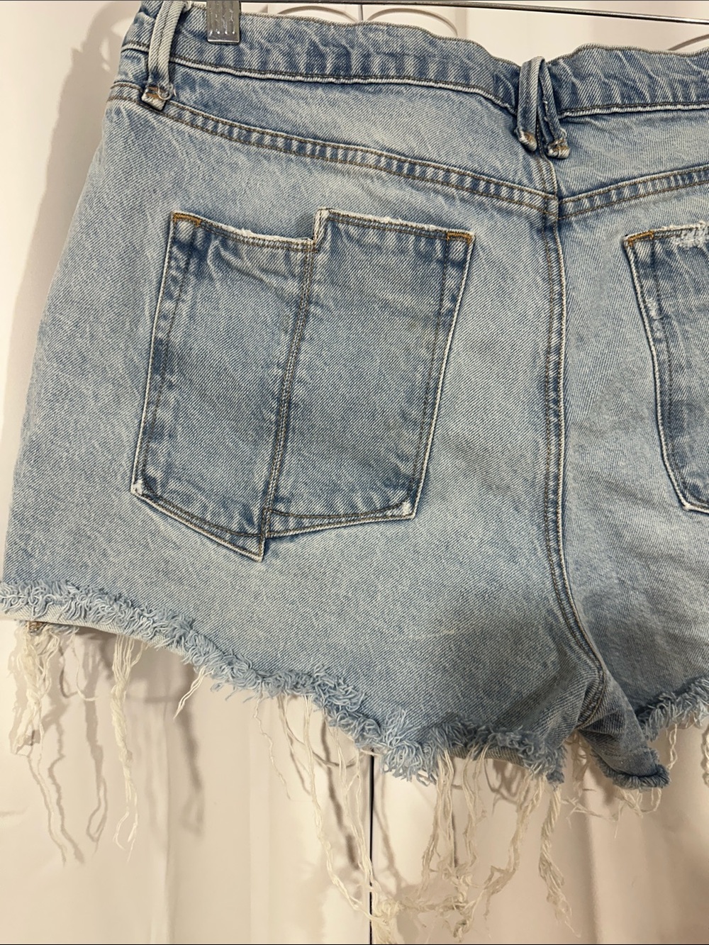 Good American Denim Shorts Size 12 31 Frayed Hem Distressed Cutoff Jean Shorts - Picture 8 of 8